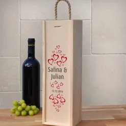 Wein-Geschenkverpackung aus Holz zur Hochzeit mit Herzen und Namen