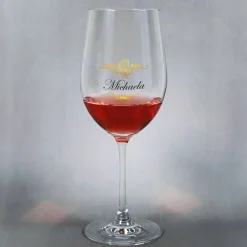 Weinglas bedruckt mit Weinreben, Ornamenten und Wunschname