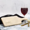 Weinglas und Holzbrett graviert mit Wine & Cheese und Name