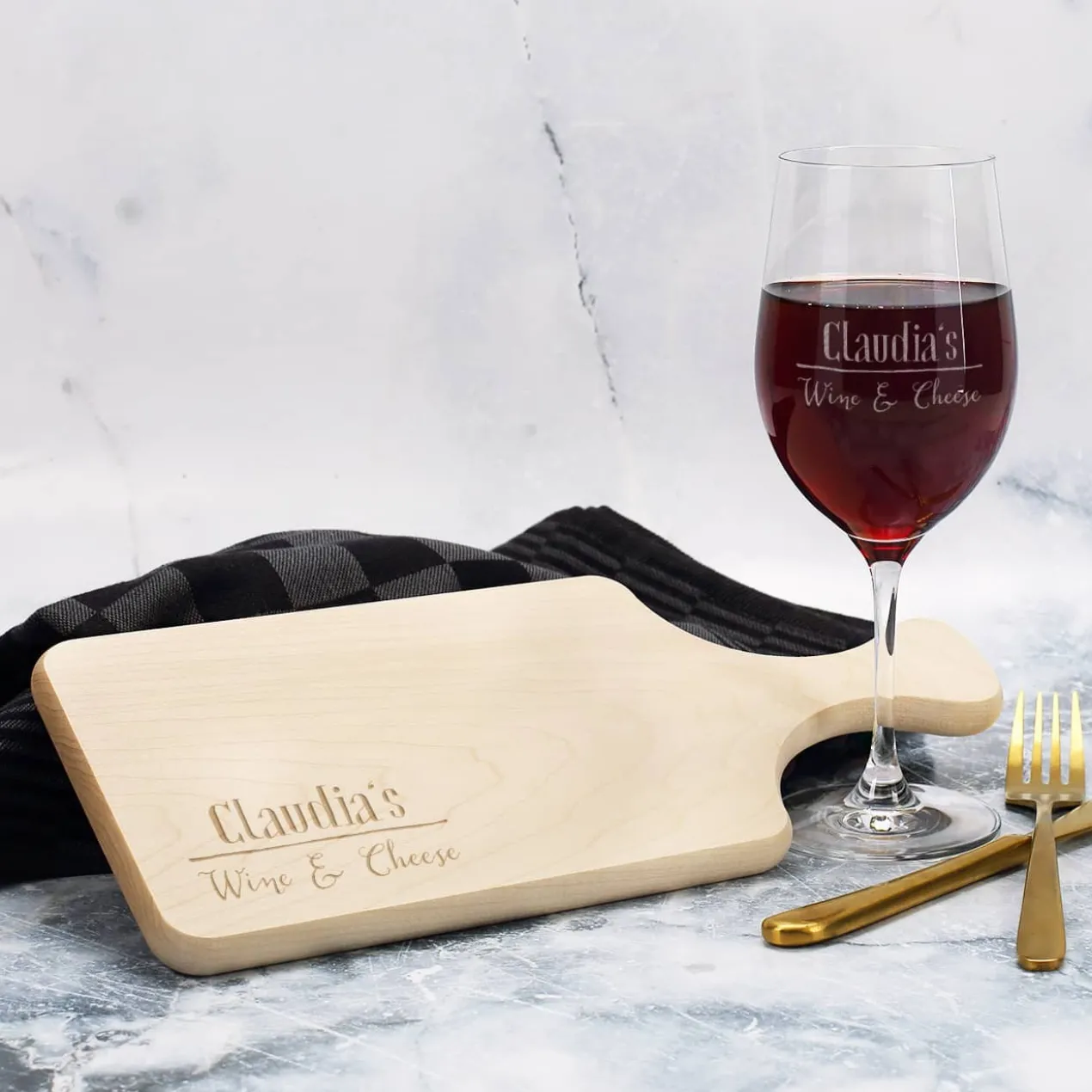 Weinglas und Holzbrett graviert mit Wine & Cheese und Name