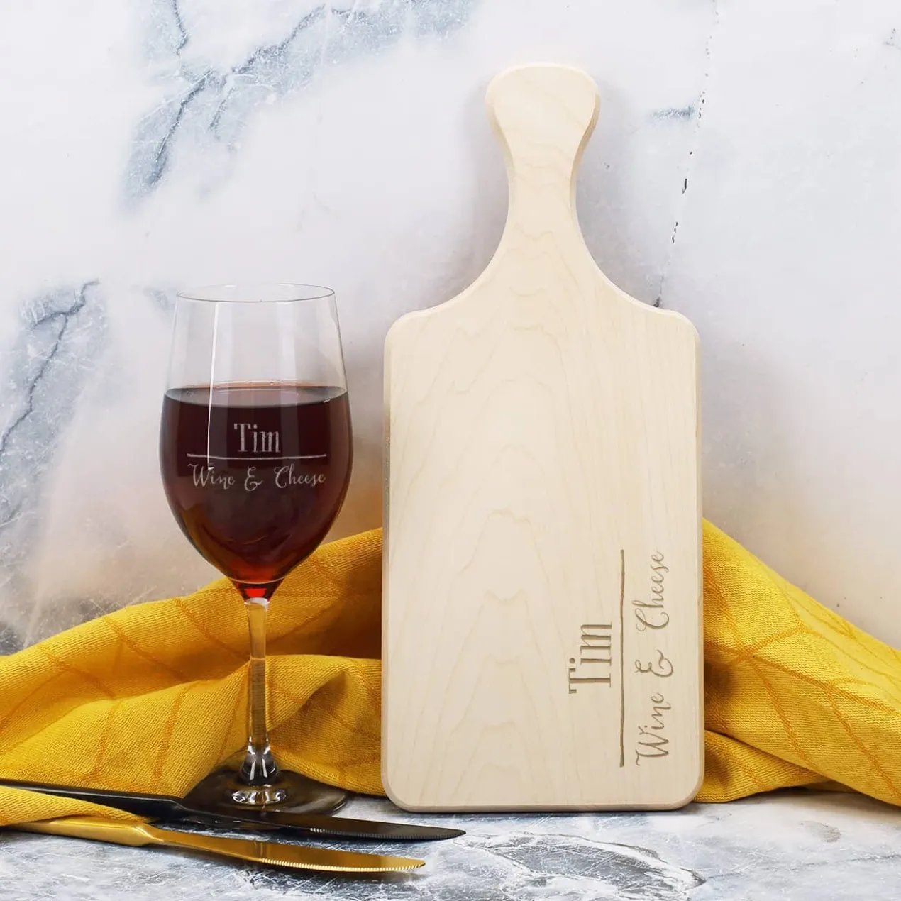 Weinglas und Holzbrett graviert mit Wine & Cheese und Name
