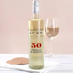 Weißwein Bree mit Namen des Paares zur Goldhochzeit
