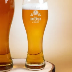 Weizenbierglas Beer o'clock mit Namensgravur in zwei Größen