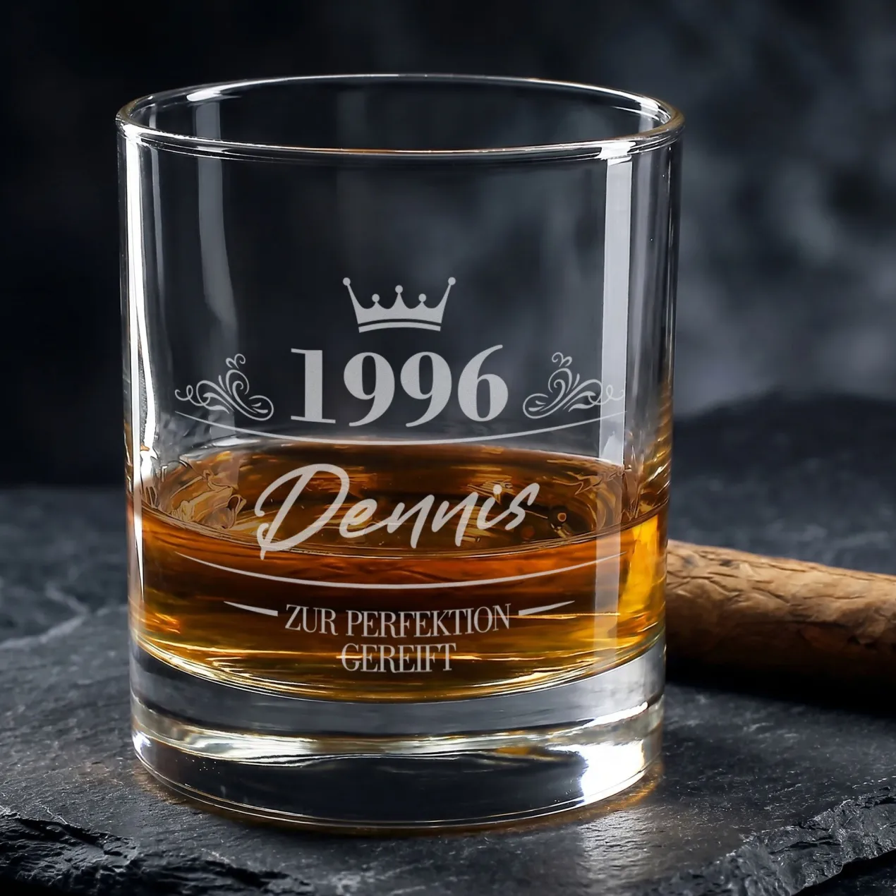 Whiskey Glas mit Gravur als Geschenk zum Geburtstag | Whiskyglas personalisiert mit Name, Jahr & Krone