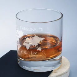 Whiskeyglas mit Weltenbummler Motiv und Namensgravur