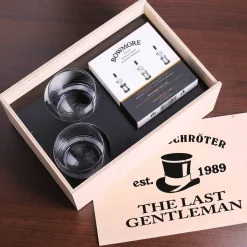 Whiskeyset mit 2 Gläsern und Bowmore Whisky für den Gentleman