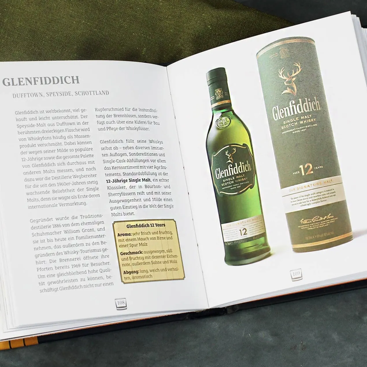 Whiskybox mit 4 Whiskygläsern und Buch über Whiskys