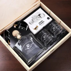 Whiskyflasche, Whiskysteine und Gläser im Set