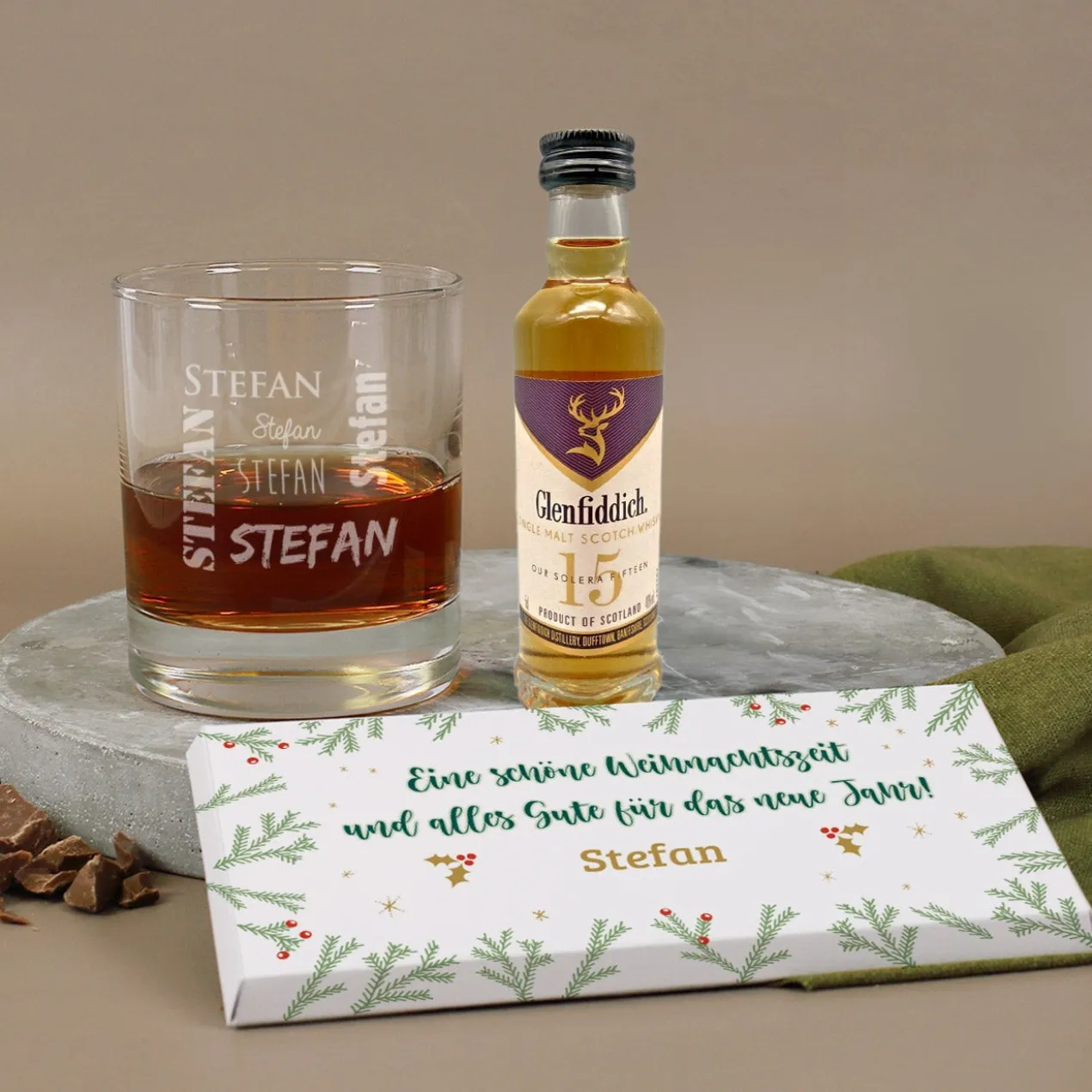 Whisky-Geschenkset zu Weihnachten mit Glenfiddich, graviertem Glas und Schokolade