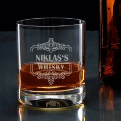 Whiskyglas mit Ornamentrahmen und Gravur ihres Wunschnamens