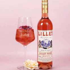 Wie schön, dass es Dich gibt - Lillet Geschenkset mit graviertem Glas und Präsentbox