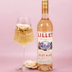 Wie schön, dass es Dich gibt - Lillet Geschenkset mit graviertem Glas und Präsentbox