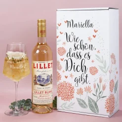 Wie schön, dass es Dich gibt - Lillet Geschenkset mit graviertem Glas und Präsentbox