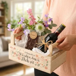 Wie schön, dass es Dich gibt. - Pflanzkiste mit Blumenmotiv und Name