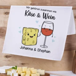 Wir gehören zusammen wie Käse & Wein - Geschirrtuch mit Ihren Wunschnamen