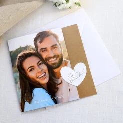 Wir heiraten! Einladungskarte zur Hochzeit mit Foto & Herz