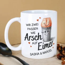 Wir zwei passen wie Arsch auf Eimer - Tasse mit Ihren Wunschnamen