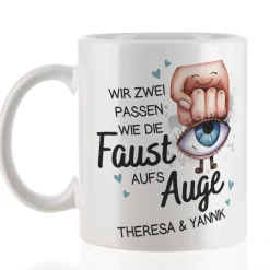 Wir zwei passen wie die Faust aufs Auge - Tasse mit Ihren Wunschnamen