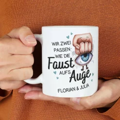 Wir zwei passen wie die Faust aufs Auge - Tasse mit Ihren Wunschnamen