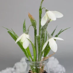 Zarte Schneeglöckchen im Glas mit Schnee und Morgentau | Hochwertige Seidenblumen als Dekoration
