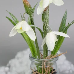 Zarte Schneeglöckchen im Glas mit Schnee und Morgentau | Hochwertige Seidenblumen als Dekoration