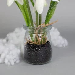 Zarte Schneeglöckchen im Glas mit Schnee und Morgentau | Hochwertige Seidenblumen als Dekoration