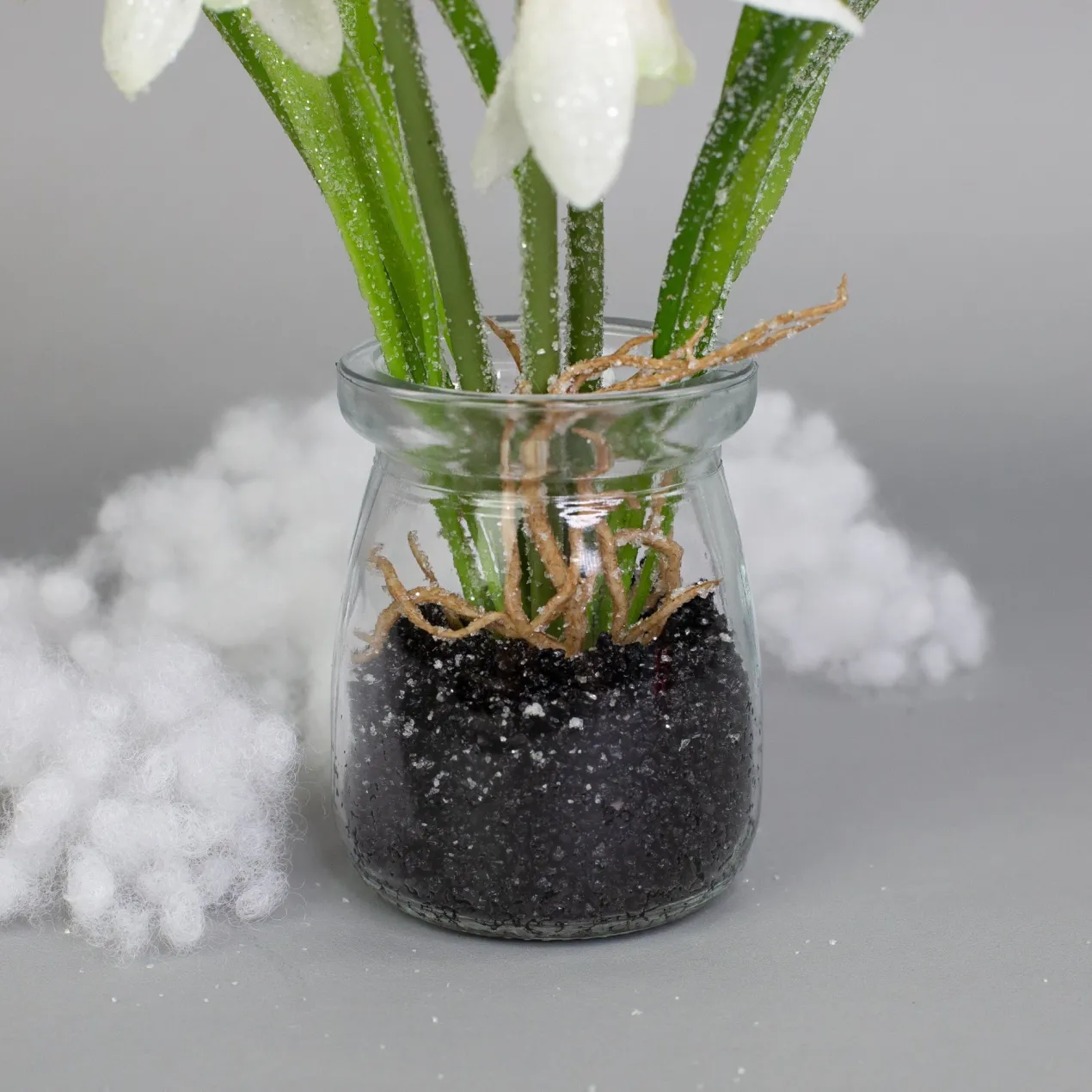 Zarte Schneeglöckchen im Glas mit Schnee und Morgentau | Hochwertige Seidenblumen als Dekoration