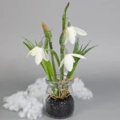 Zarte Schneeglöckchen im Glas mit Schnee und Morgentau | Hochwertige Seidenblumen als Dekoration
