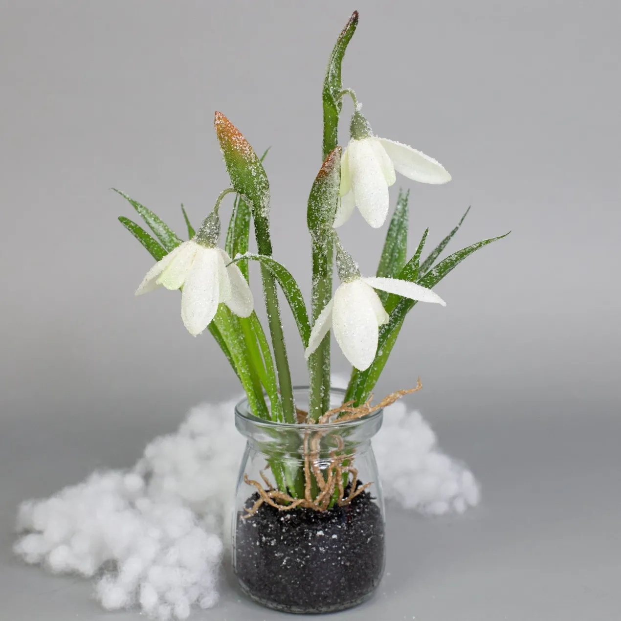 Zarte Schneeglöckchen im Glas mit Schnee und Morgentau | Hochwertige Seidenblumen als Dekoration