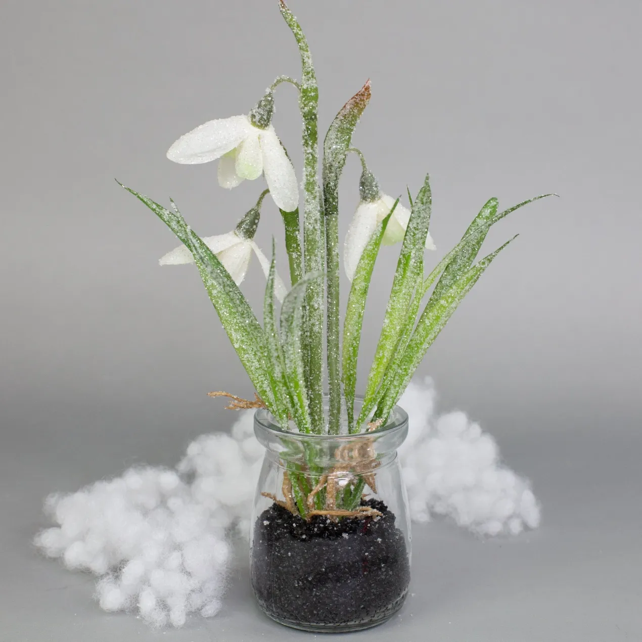 Zarte Schneeglöckchen im Glas mit Schnee und Morgentau | Hochwertige Seidenblumen als Dekoration