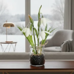 Zarte Schneeglöckchen im Glas mit Schnee und Morgentau | Hochwertige Seidenblumen als Dekoration