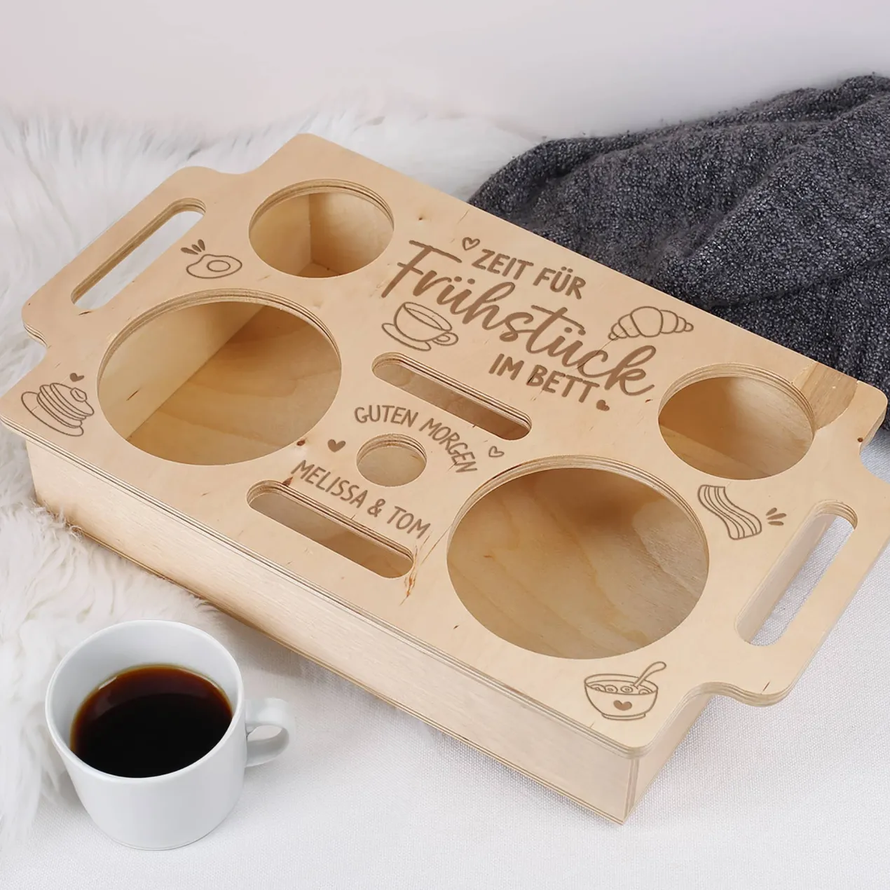 Zeit für Frühstück im Bett - Holztablett mit Ihren Wunschnamen graviert