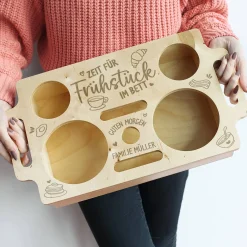 Zeit für Frühstück im Bett - Holztablett mit Ihren Wunschnamen graviert