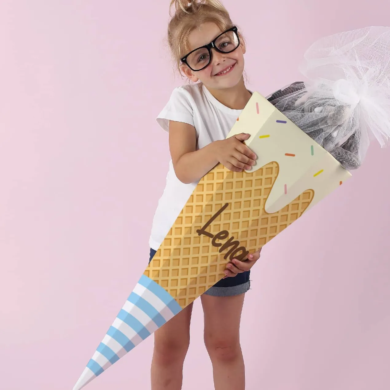 Zuckertüte in Form einer Eiswaffel mit buntem Streuselaufdruck und Wunschname