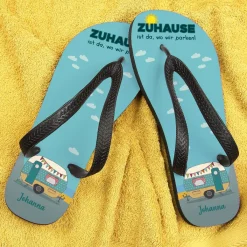 Zuhause ist da, wo wir parken - Zehensandalen mit Camping-Motiv