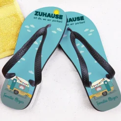 Zuhause ist da, wo wir parken - Zehensandalen mit Camping-Motiv