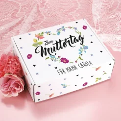 Zum Muttertag - Geschenkverpackung mit Blumenherz Motiv und Wunschtext