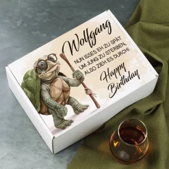 Zu spät um jung zu sterben - lustiges Geschenkset mit Asbach Uralt und graviertem Glas