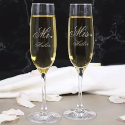 Zwei gravierte Sektgläser zur Hochzeit im Mr. & Mrs. Design