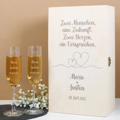 Zwei Herzen, ein Versprechen. - Geschenkset zur Hochzeit mit gravierten Sektgläsern und Holzbox