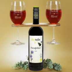 Zwei Rotweingläser mit Namen graviert, Weinbutler und veganem Biorebe Wein