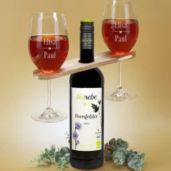 Zwei Rotweingläser mit Namen graviert, Weinbutler und veganem Biorebe Wein