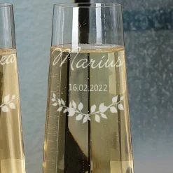 Zwei Sektgläser zur Hochzeit mit Wunschnamen und Datum